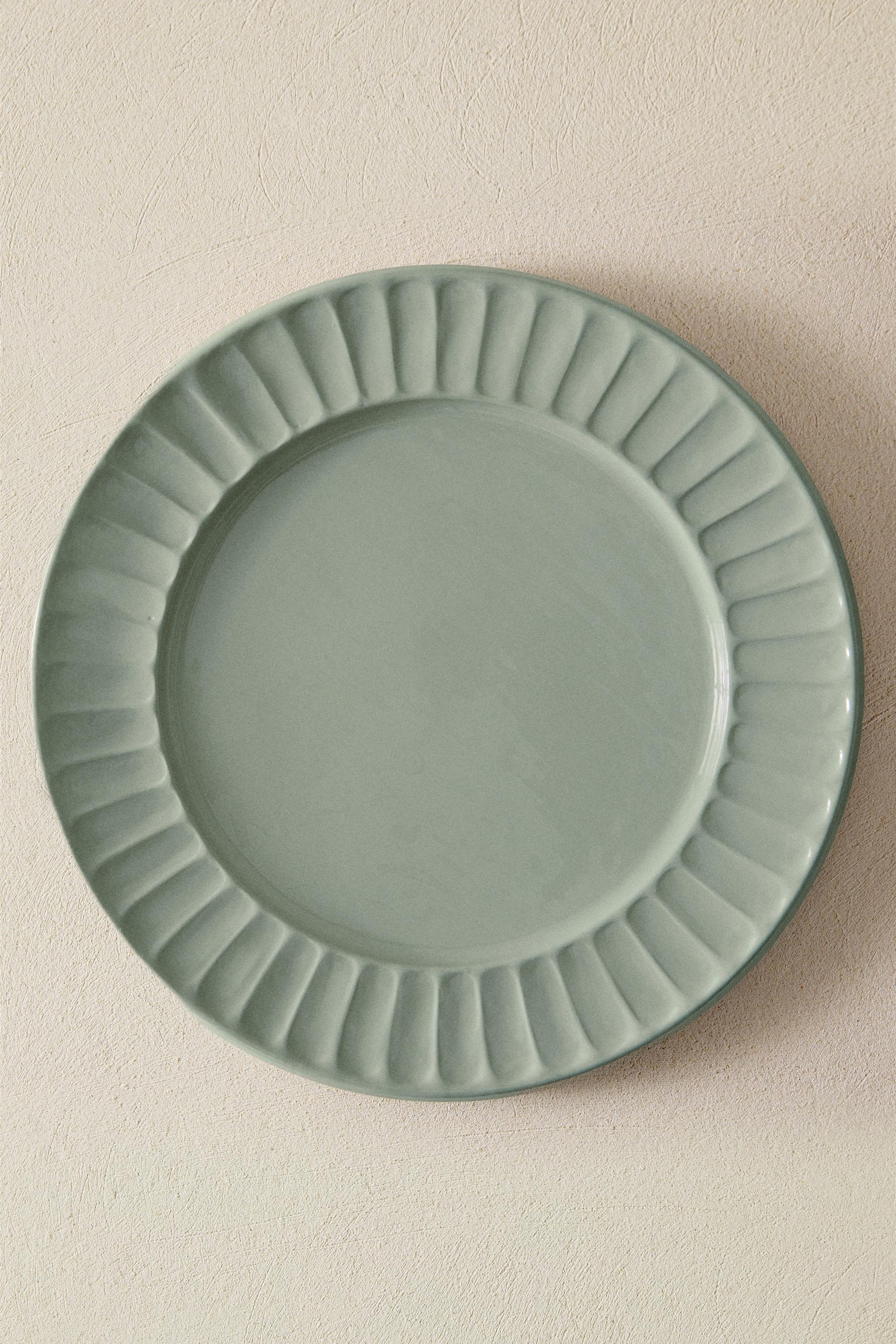 ROUND METAL SERVING DISH