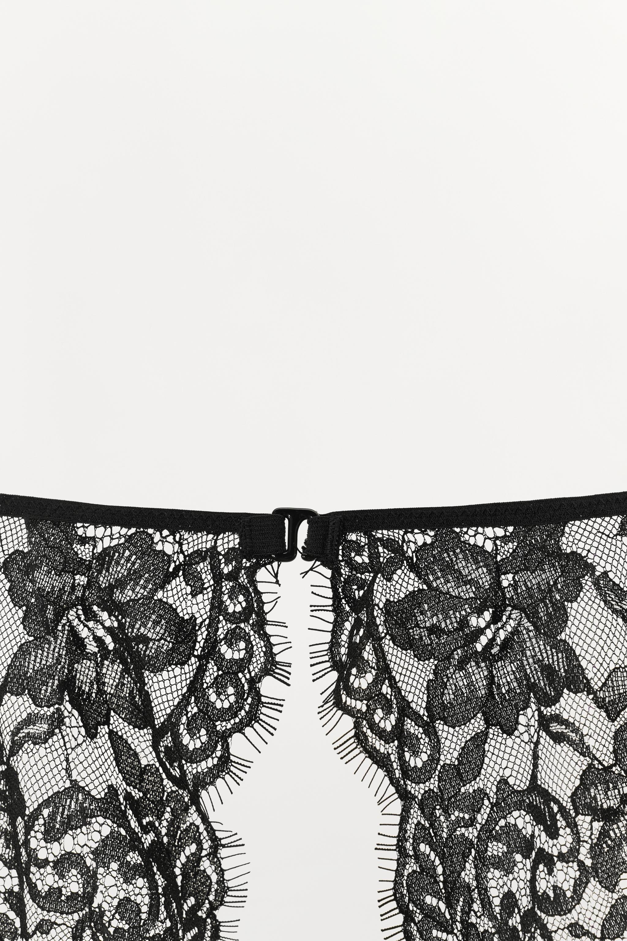 SOUTIEN-GORGE À ARMATURES EN DENTELLE ET MANCHES