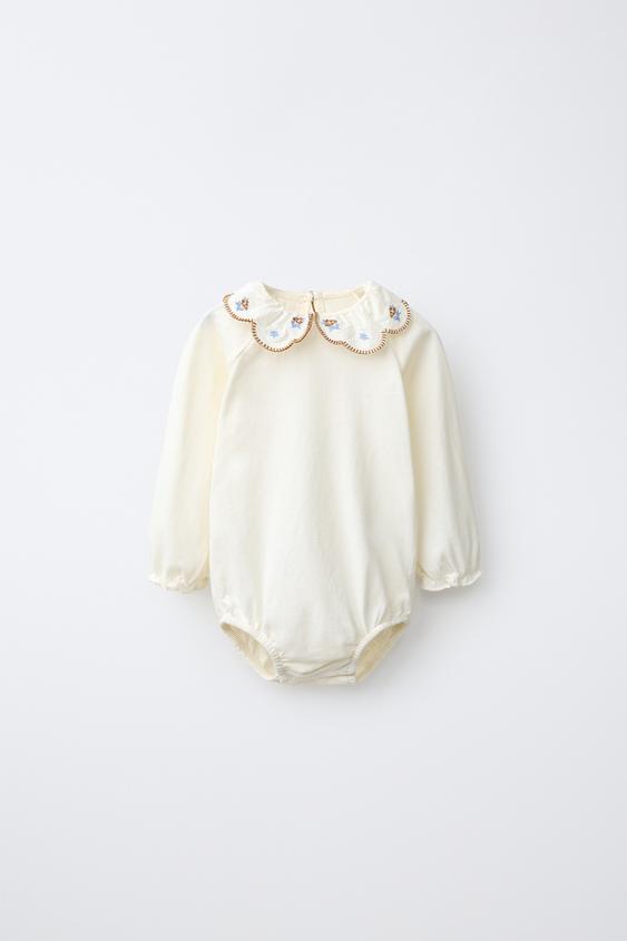 BODY CUELLO BOBO FLORES BORDADAS - Crudo claro de Zara - Imagen 0