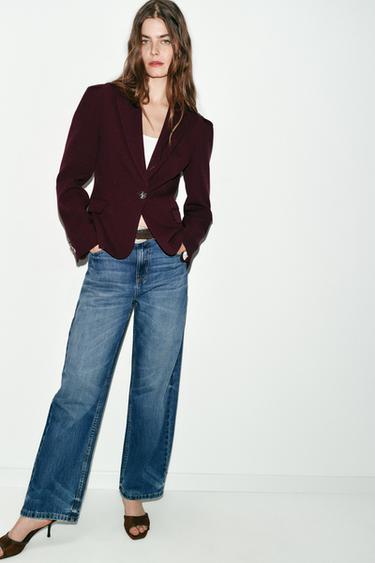 ПРИТАЛЕННЫЙ БЛЕЙЗЕР С ВЫДЕЛЕННОЙ ЛИНИЕЙ ПЛЕЧ — ЦВЕТ БУРГУНДСКОГО ВИНА от Zara