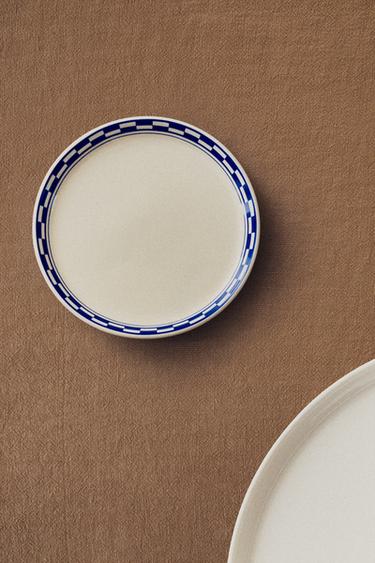 ASSIETTE À PAIN CÉRAMIQUE BORD CARREAUX - Écru de Zara - Image 5
