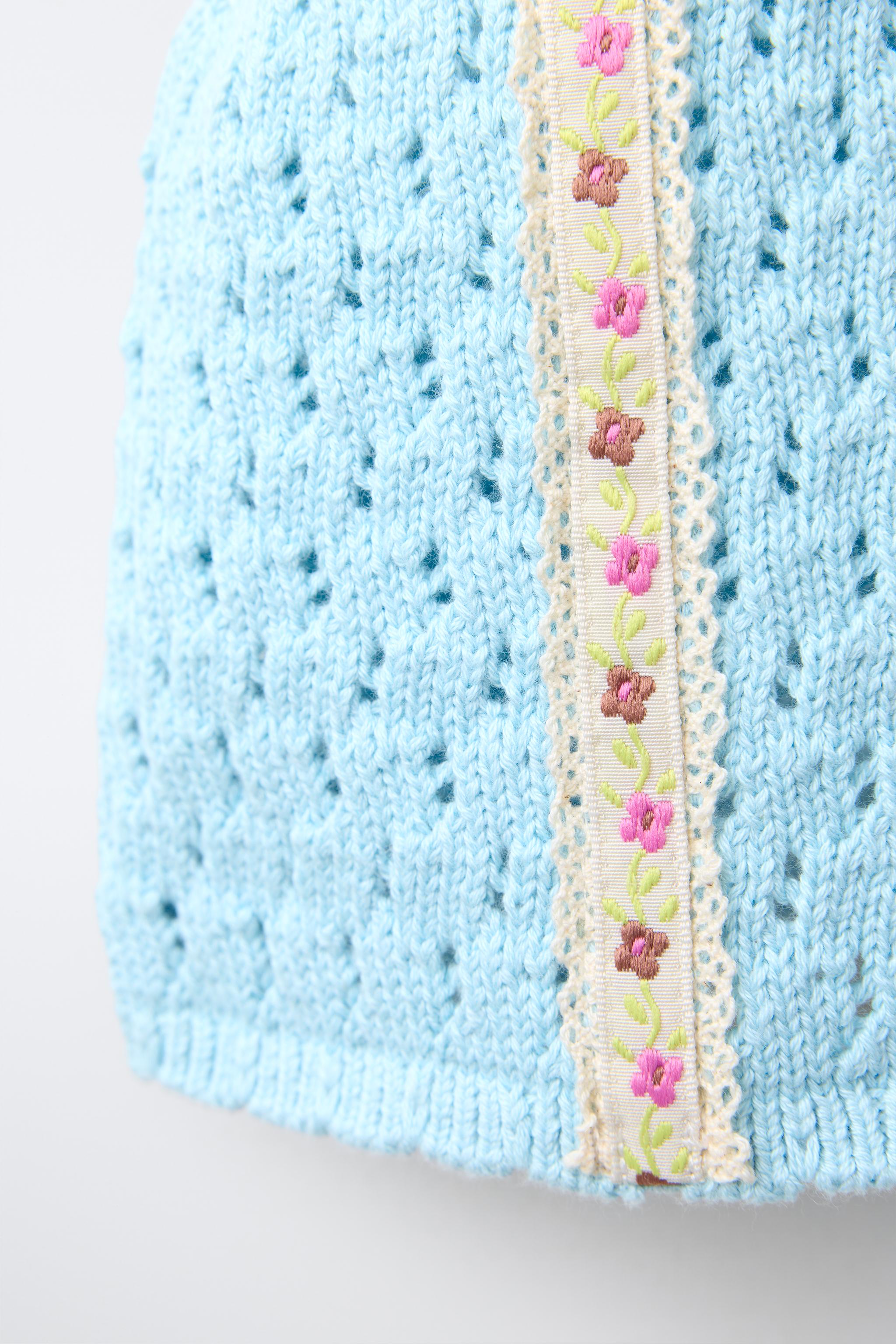 TOP EN MAILLE À FLEURS BRODÉES