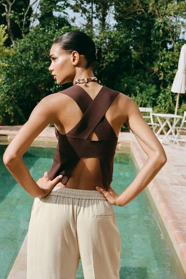 TOP PUNTO CUT OUT ESPALDA - Marrón de Zara