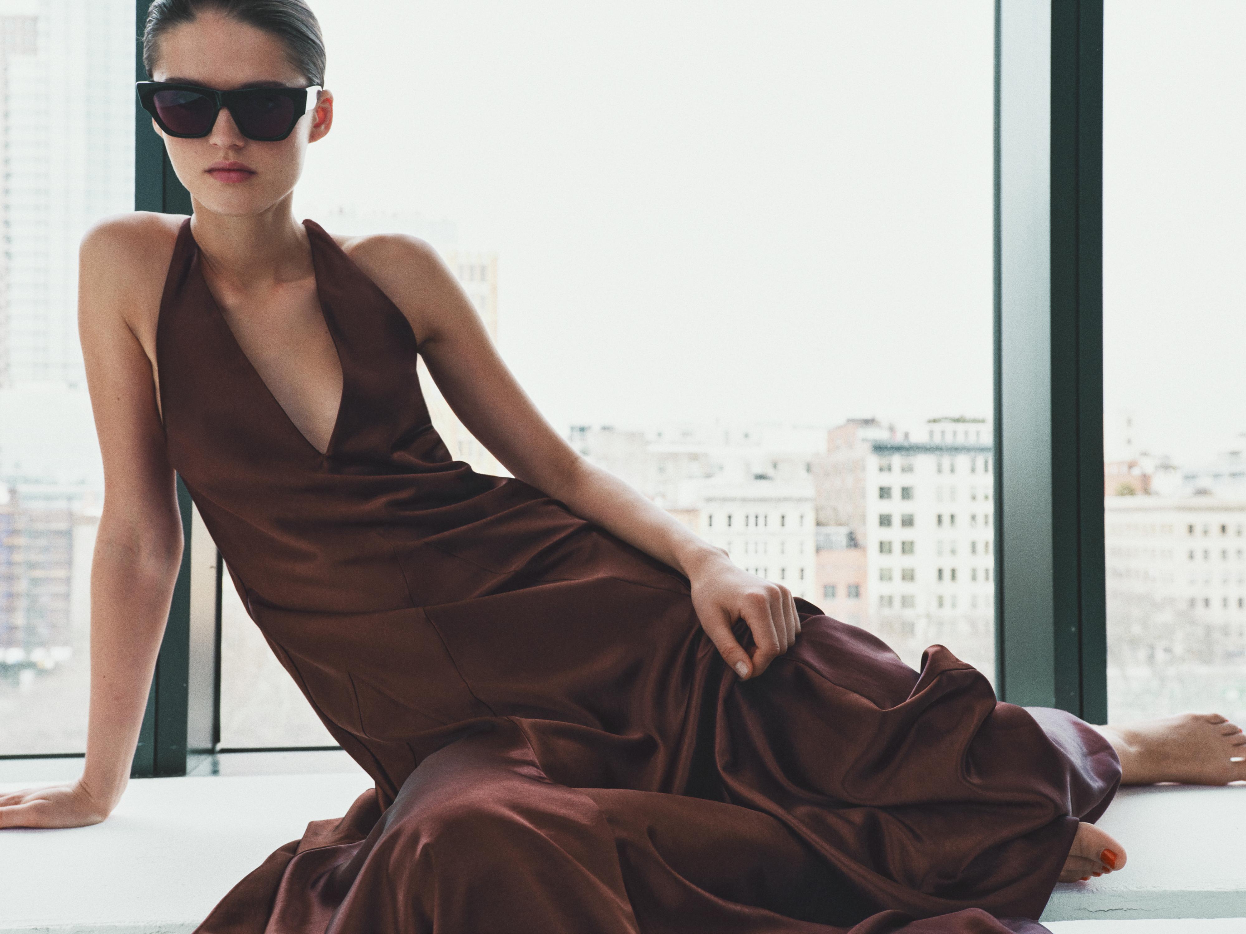 ROBE LONGUE SATINÉE AVEC VOLUME