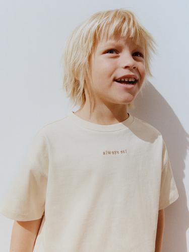 CAMISETA TEXTO BORDADO - Beige claro de Zara