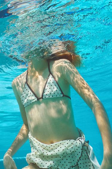 6-14 AÑOS/ BIKINI TRIÁNGULO TEXTURA TOPOS - Crudo de Zara