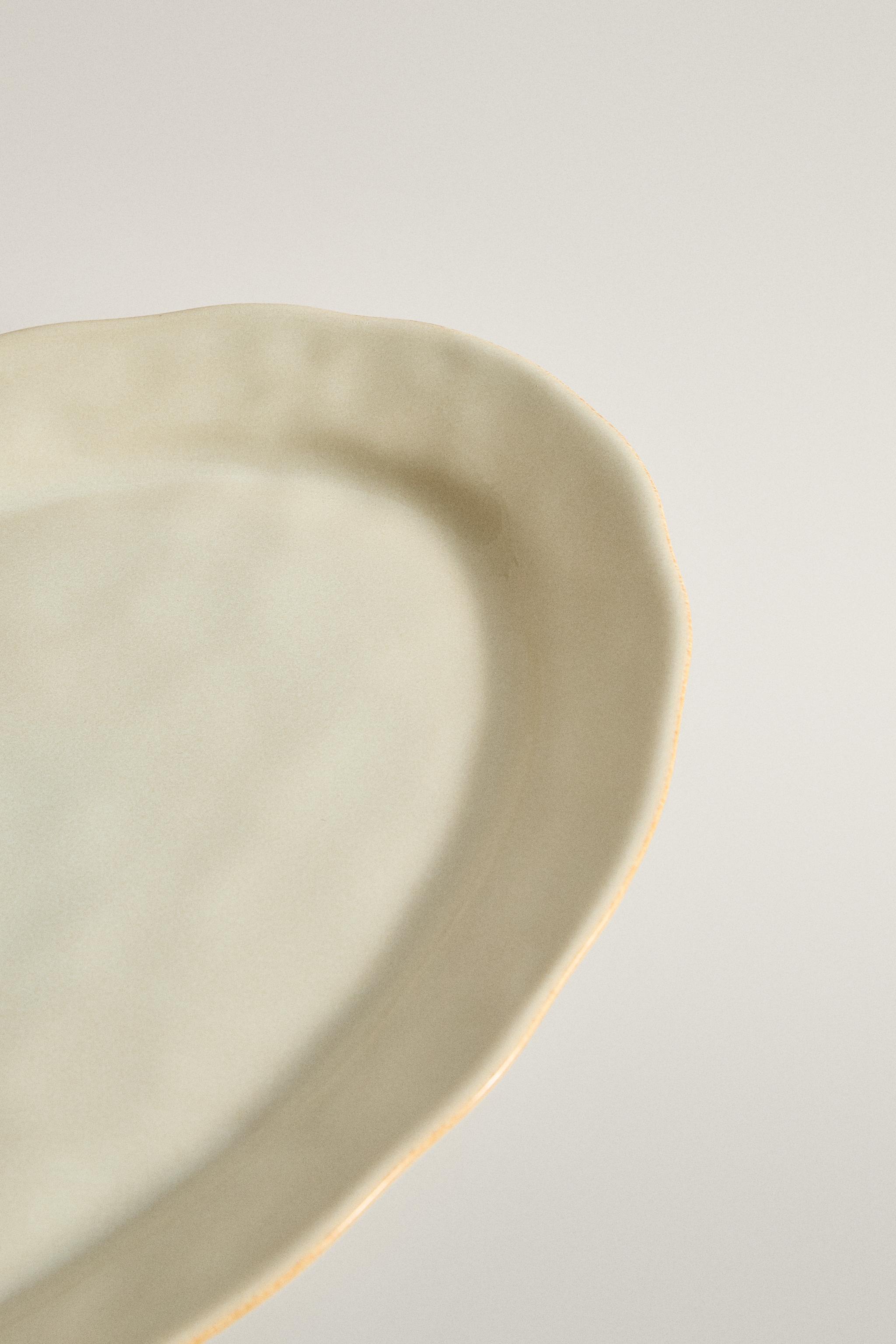 STONEWARE SERVING DISH WITH IRREGULAR EDGE