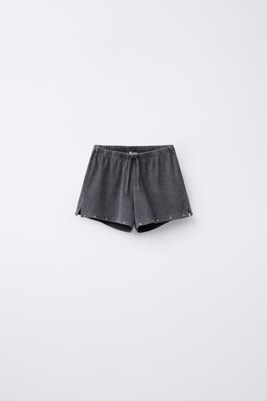 BERMUDA-SHORTS MIT WASH-EFFEKT UND NIETEN - Anthrazit von Zara