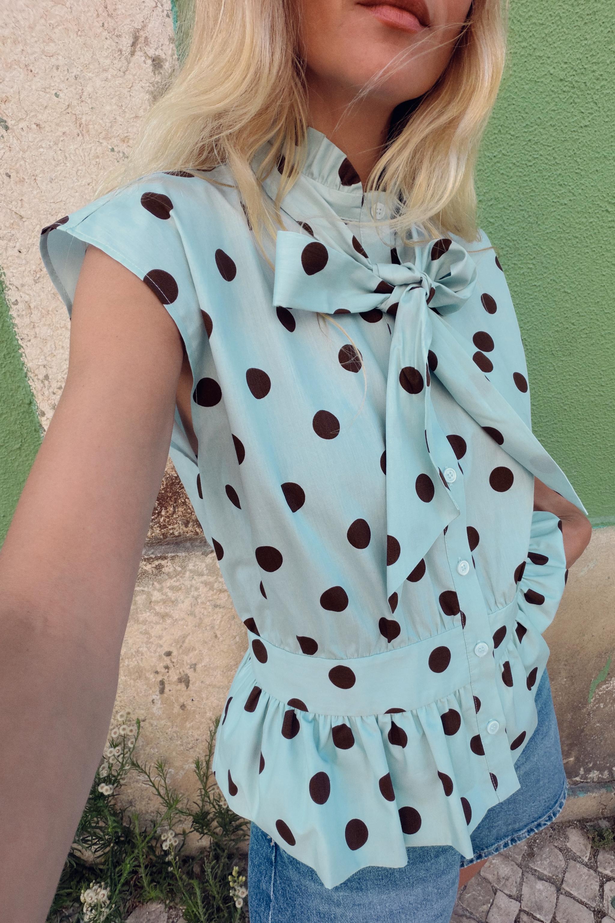 SLEEVELESS POLKA DOT BOW SHIRT — Brown-Blue