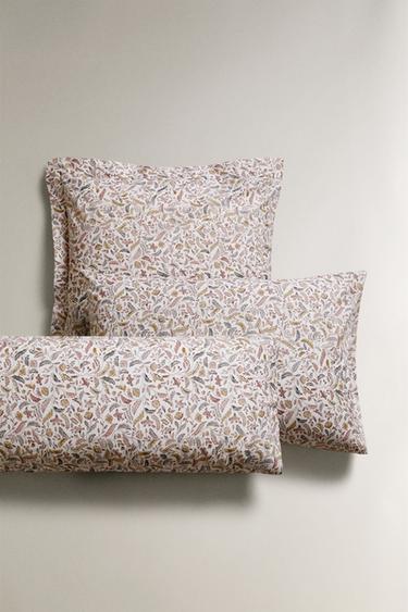 FRONHA DE TRAVESSEIRO COM ESTAMPA FLORAL - Branco-marfim da Zara - Imagem 0