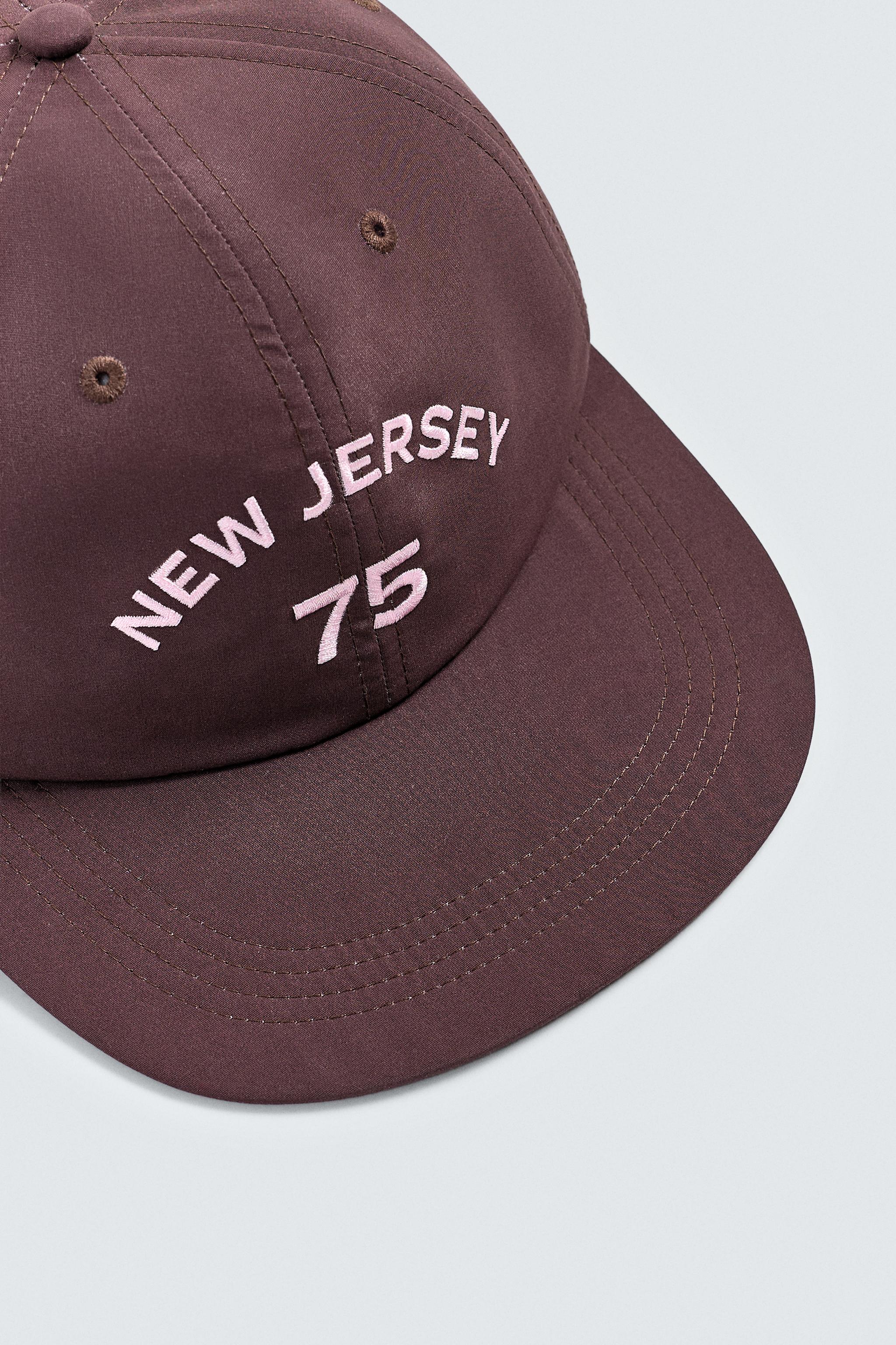 【ZARA】リミテッドエディション フラットバイザー 刺繍キャップ EMBROIDERED FLAT VISOR CAP - Maroon | ZARA United States