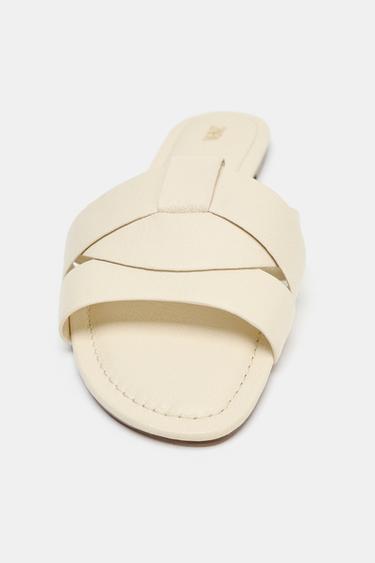 SANDALES PLATES EN CUIR À BRIDES CROISÉES - Blanc écru de Zara - Image 3