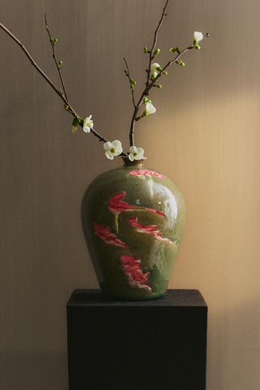 ストーンウェア レッドフラワー 花瓶ダークグリーンZaraのストーンウェア レッドフラワー 花瓶 - ダークグリーン 