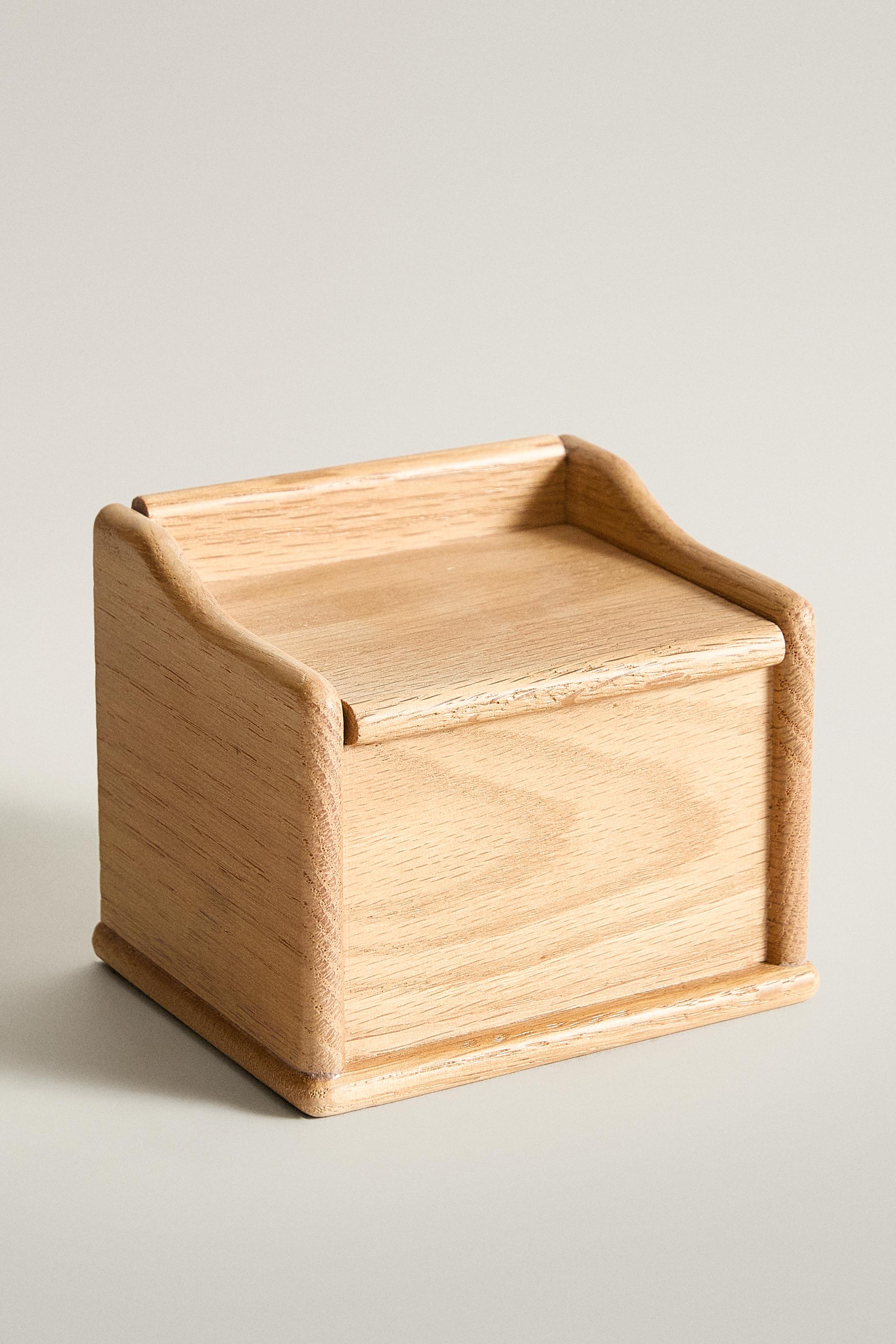 OAK WOOD SALT SHAKER WITH LID