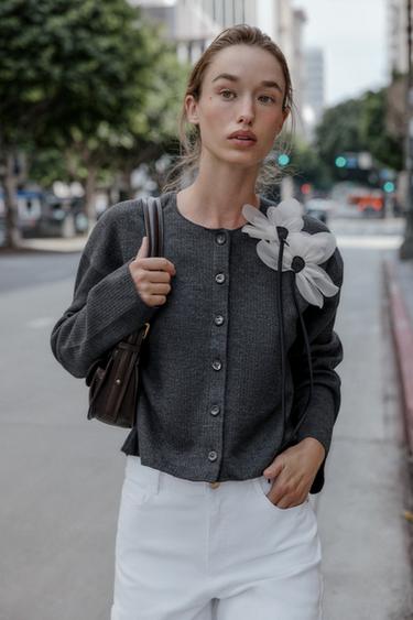 جاكيت مزين بوردة ومضلع - رمادي الخاص بـ Zara - صورة 0