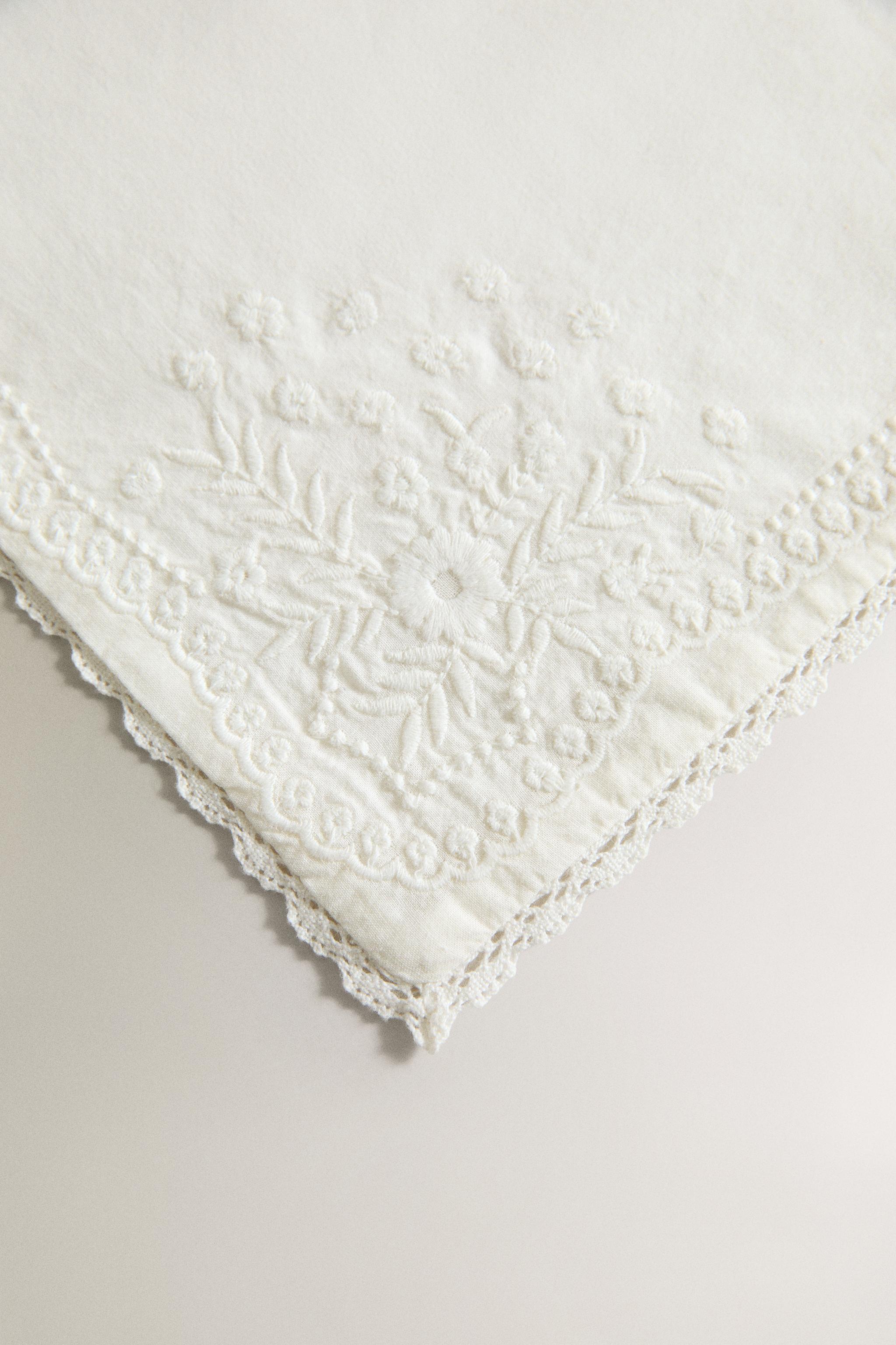 SAC À LINGE EN COTON BRODÉ ET DENTELLE