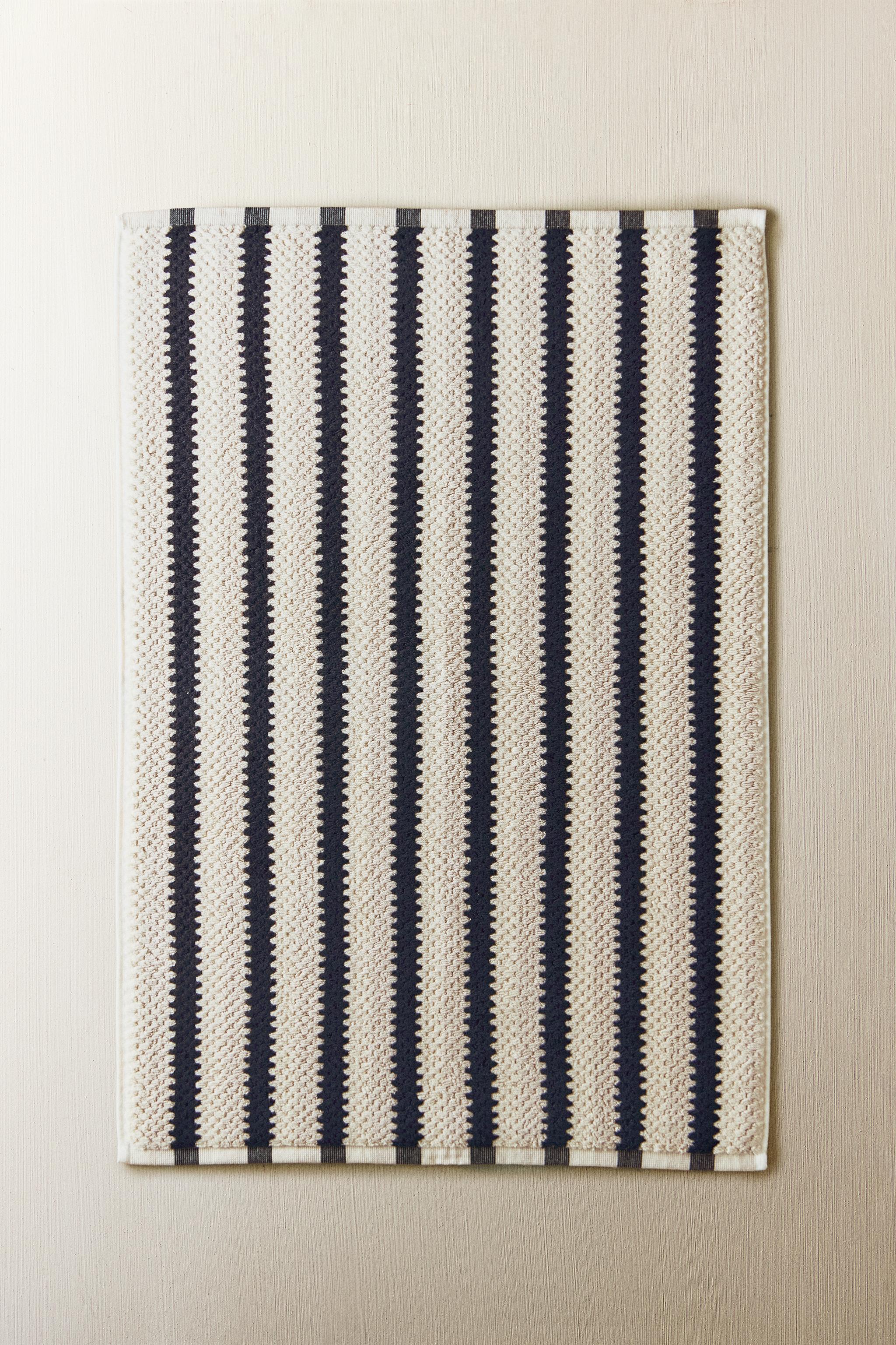 GEOMETRIC JACQUARD BATH MAT — Black