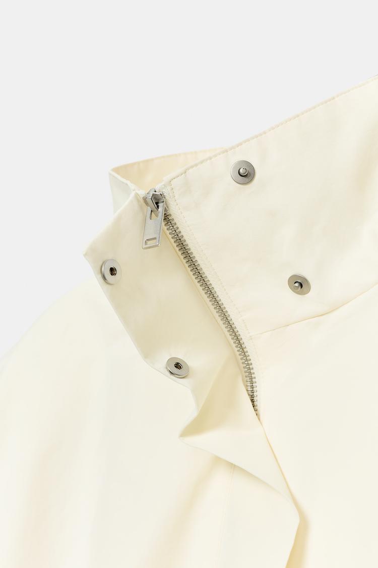 Blazer con cinturón y cuello alto 8