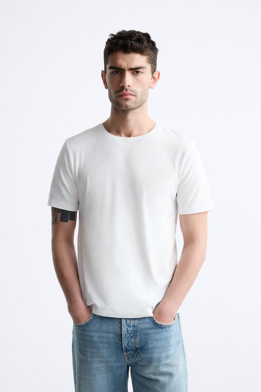 Los tops, camisas y camisetas de Zara más asequibles de la tienda
