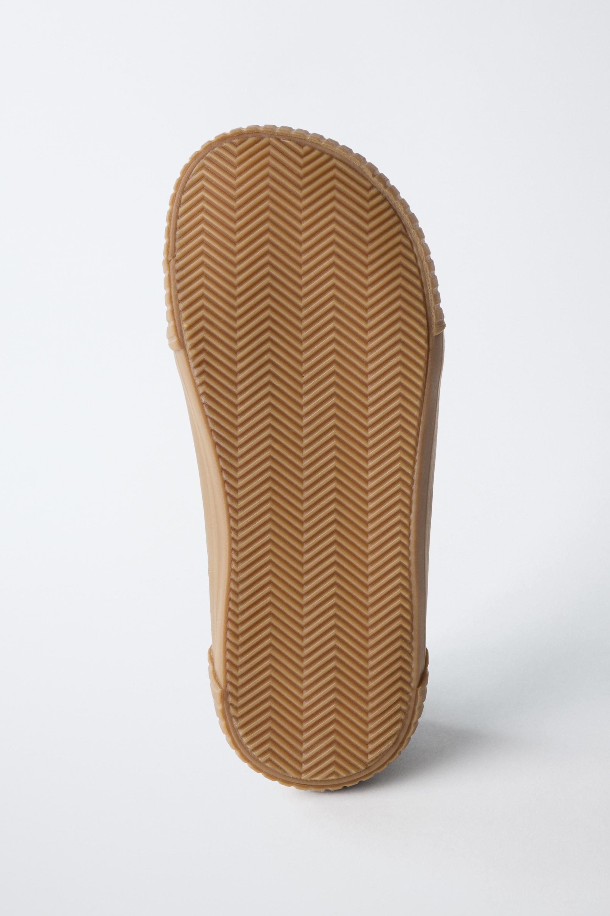 BAREFOOT LEATHER STRAP SNEAKERS