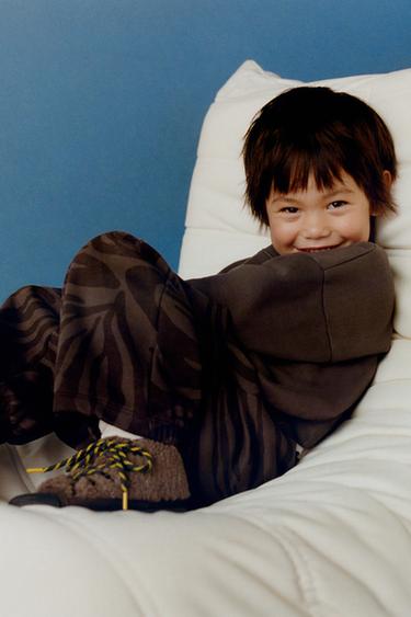 SPORTINIO DŽEMPERIO IR KELNIŲ KOMPLEKTAS SU SPAUSDINIMU – Khaki – „Zara“