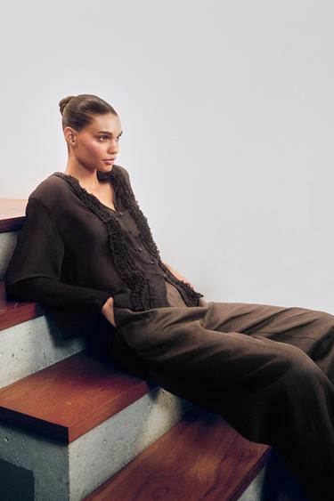 БЛУЗА С ВОЛАНАМИ — ТЕМНО-КОРИЧНЕВЫЙ от Zara