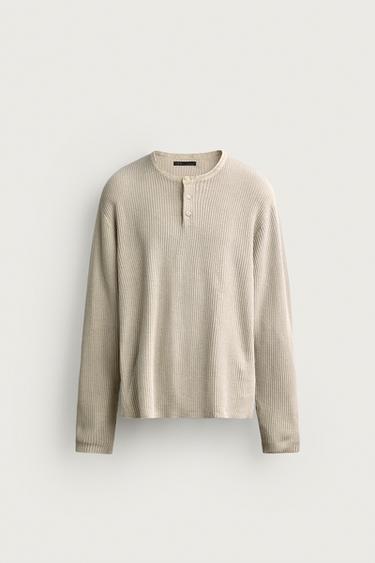 STRIKKET T-SHIRT MED HENLEY-HALS - is fra Zara