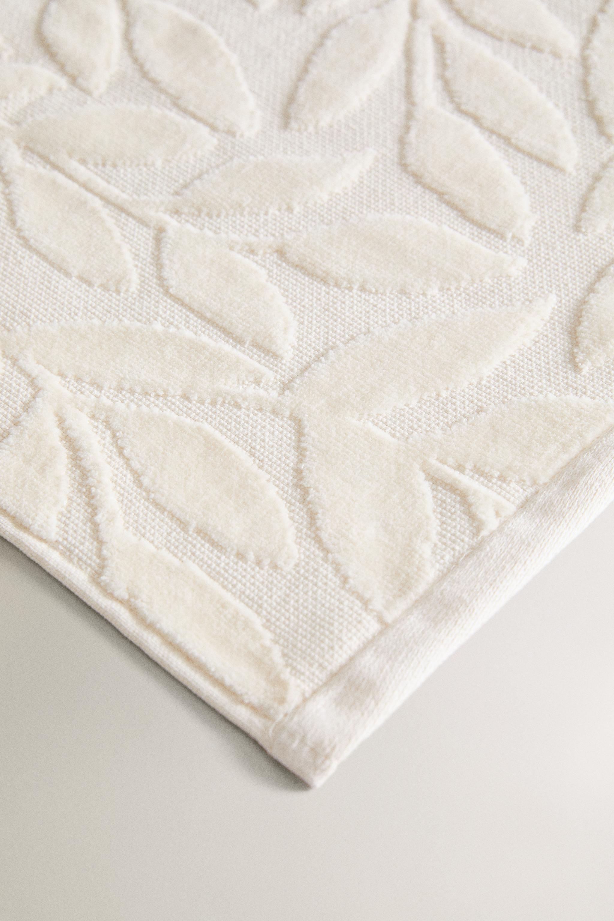 VELOUR JACQUARD BATH TOWEL
