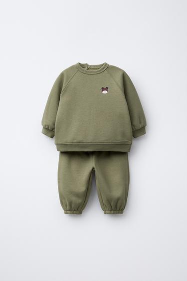 КОМПЛЕТ БЛУЗОН И СПОРТСКИ ПАНТАЛОНИ СО ОТПЕЧАТОК - Каки од Zara - Слика 0