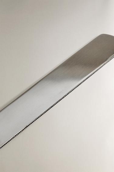 ENSEMBLE PANTOUFLES À BOUT OUVERT ET COUTEAU À TARTE MANCHE TRESSÉ MÉTAL - Acier de Zara - Image 1