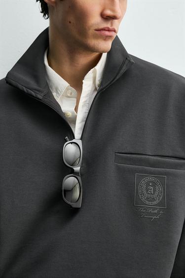 سويت شيرت بطبعة درع - رمادي أنثراسايت by Zara