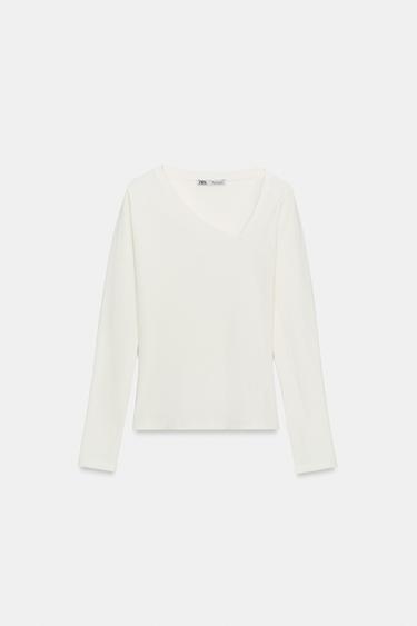 CAMISETA ESCOTE ASIMÉTRICO - Blanco roto de Zara - Imagen 0