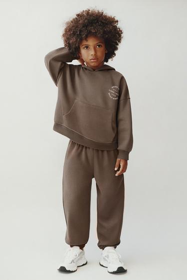 طقم JOGGING سويت شيرت وبنطلون JOGGER بنص - بني فاتح الخاص بـ Zara