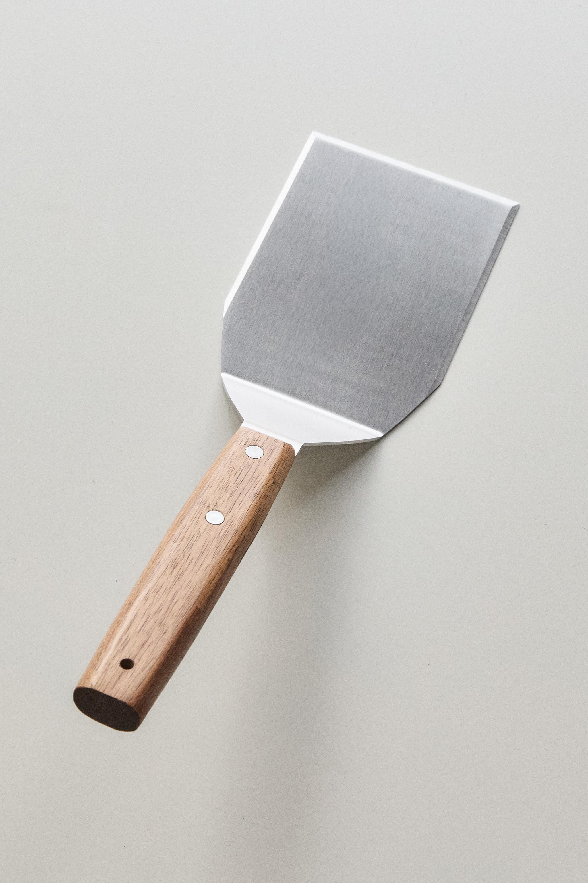 STEEL AND WOOD BURGER SPATULA