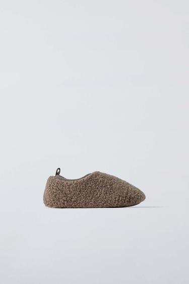 PANTUFA COM EFEITO DE PELO ENCARACOLADO - Marrom da Zara - Imagem 0
