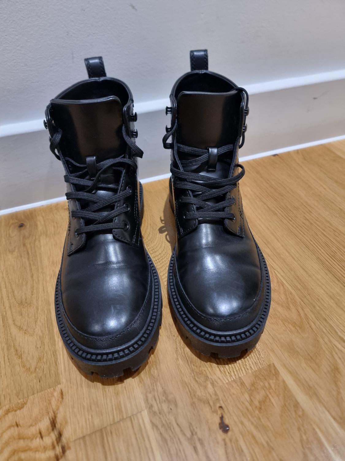 LACE-UP BOOTS
