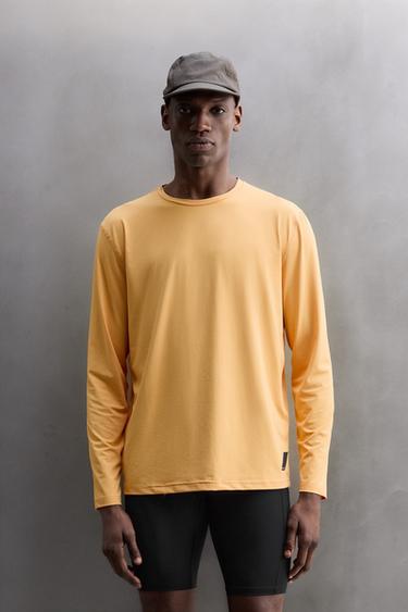 T-SHIRT TECHNIQUE BASIQUE À MANCHES LONGUES - Jaune de Zara