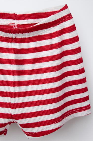 ENSEMBLE T-SHIRT ET BERMUDA GAUFRÉ RAYURES - Rouge de Zara - Image 4