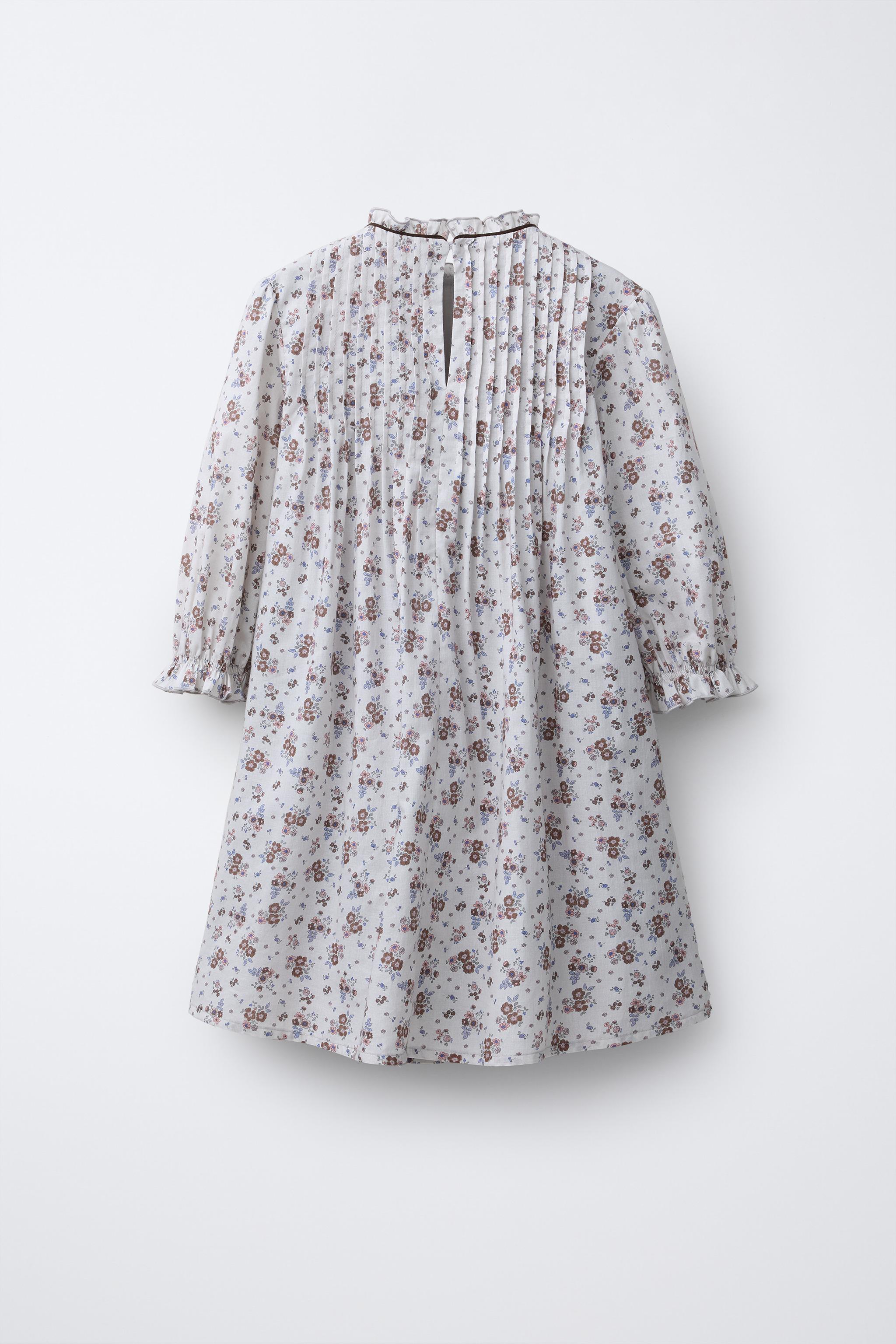 ROBE À PLIS NERVURÉS ET FLEURS
