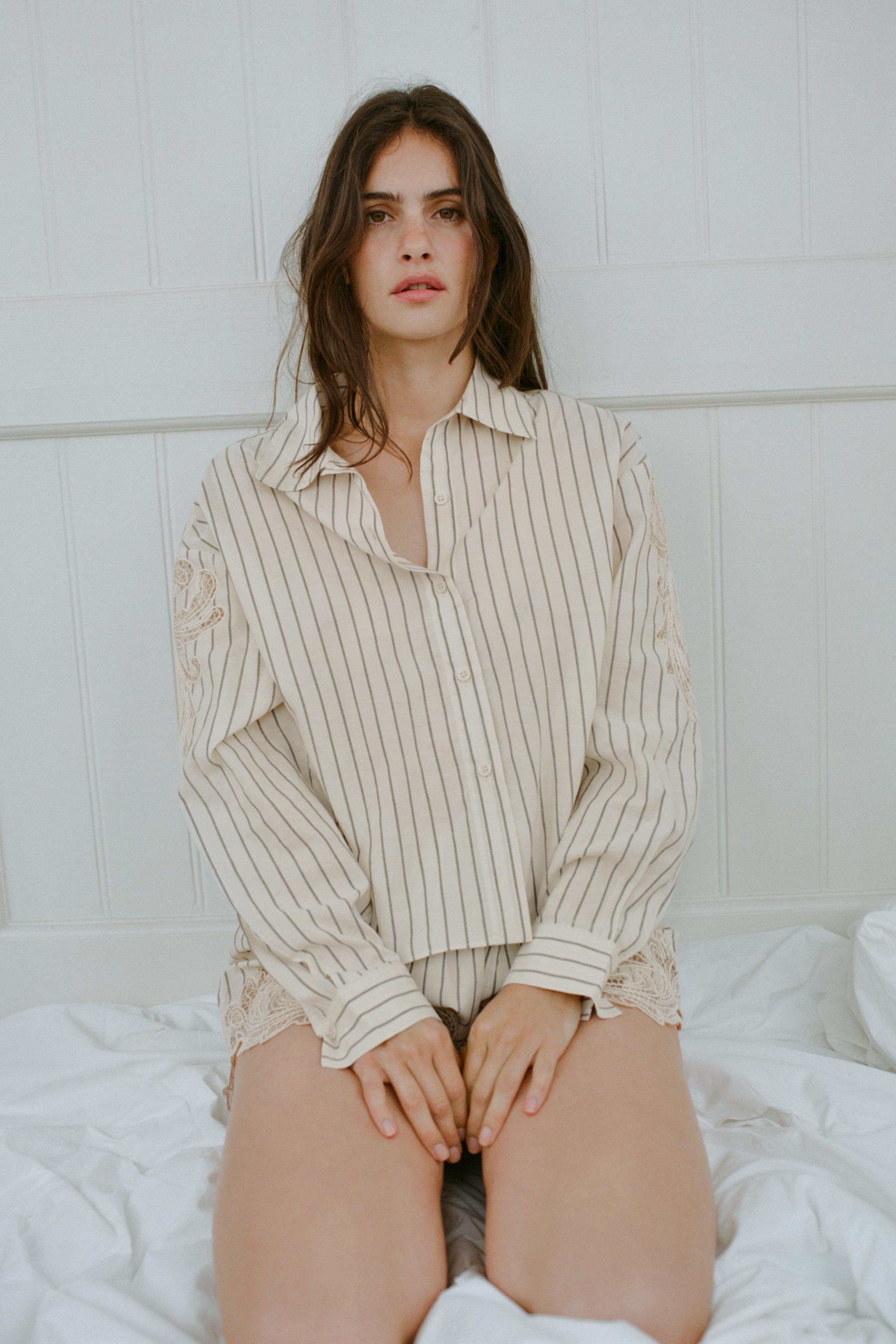 CHEMISE À RAYURES, DENTELLE ET BRODERIES