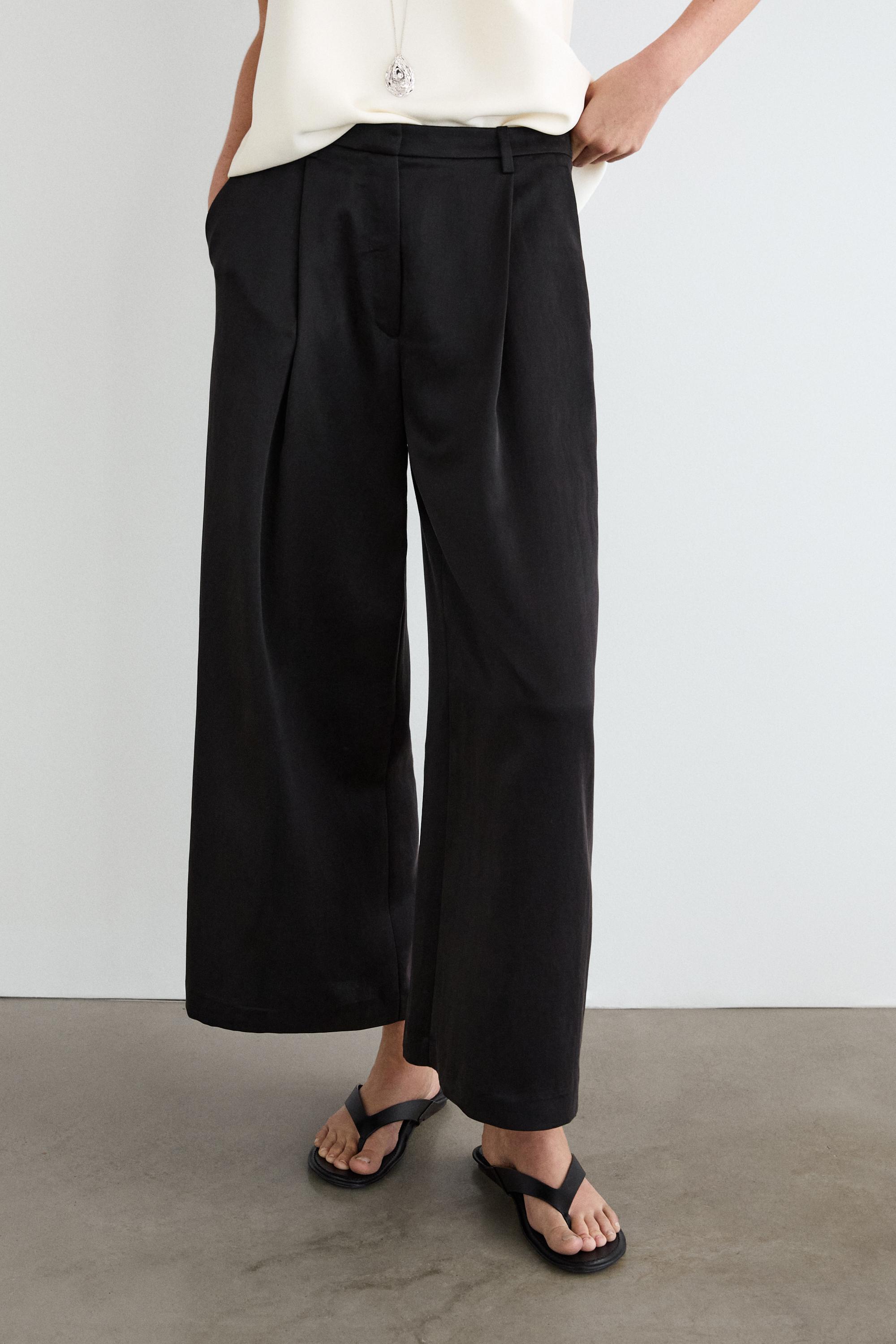 Flowing trousers with pleated details