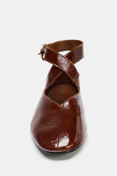 BALLERINES EN CUIR EFFET VERNI - Marron de Zara - Image 5