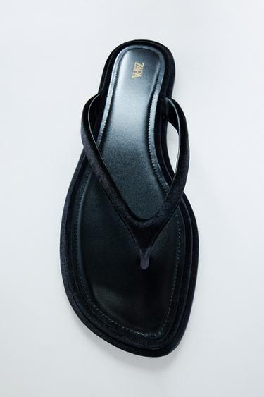 SANDALES PLATES EFFET VELOURS - Noir de Zara