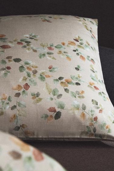 TAIE D’OREILLER SATIN IMPRIMÉ FEUILLES - Beige clair de Zara - Image 5