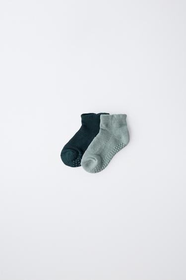 PACK DOS CALCETINES CORTOS HUELLAS ANTIDESLIZANTES - petro lavado de Zara