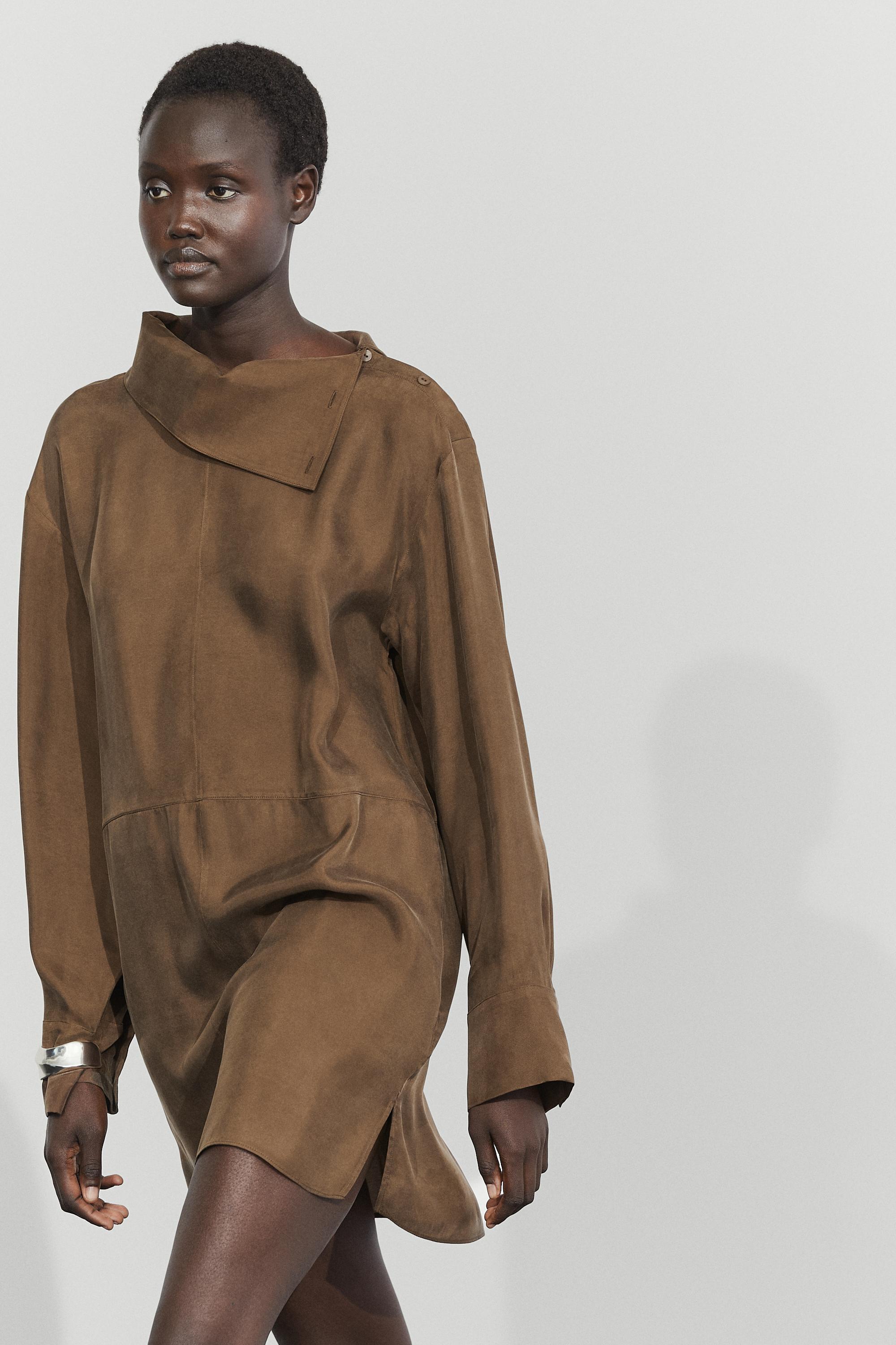 Flowing short dress with asymmetric neck — Brown