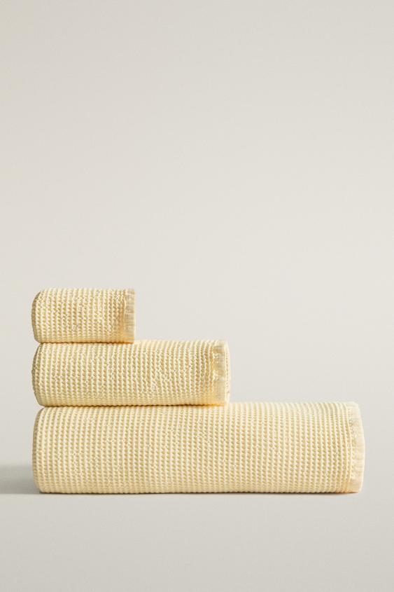 TEXTURED WAFFLE-KNIT BATH TOWEL - Yellow by Zara - Image 0