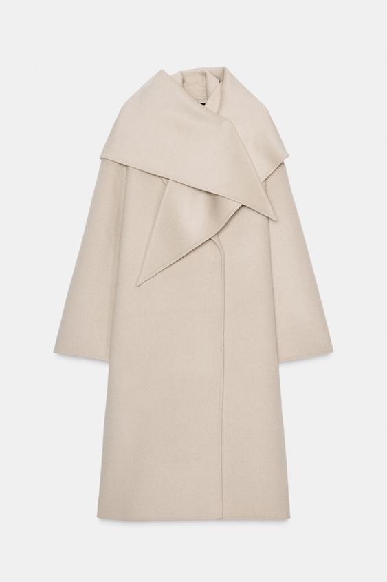 Pedn pohled na oversize kabt v prodn barv s velkm klopovm lmcem, dlouhmi rukvy a skrytmi bonmi kapsami. Dvouad zapnn na knoflky.