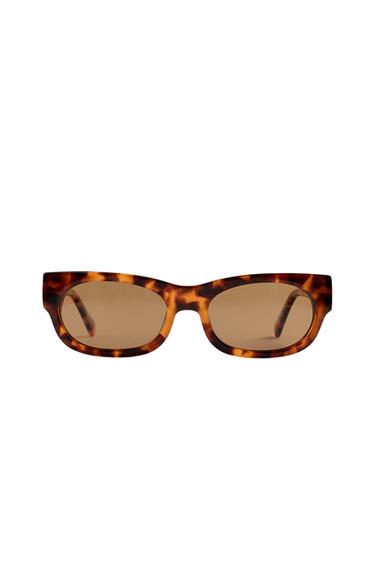 Μπροστινή όψη ανοιχτόχρωμων καφέ ορθογώνιων γυαλιών ηλίου με σκελετό σε σχέδιο ταρταρούγας και σκούρους φακούς.