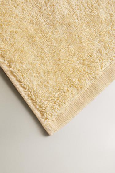 SERVIETTE DE BAIN UNIE EN COTON ÉPONGE (500 G/M²) - Jaune clair de Zara - Image 2